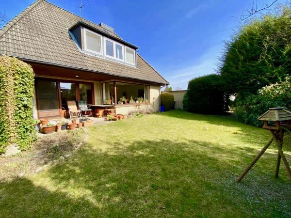 WALMDACHBUNGALOW IM SCHÖNEN AHRENSBURG !
