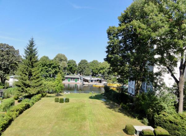 BLICK AUF DEN ISEBEKKANAL IN TOPLAGE VON HARVESTEHUDE !